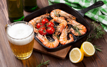 Картинка еда разное пиво стакан морепродукты креветки seafood tomatoes beer shrimp lemons доска лимон помидоры томаты