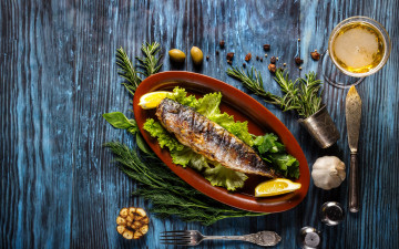 Картинка еда рыба +морепродукты +суши +роллы специи fish wood соус зелень вино лимон укроп