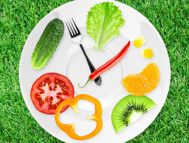 Обои картинки фото еда, фрукты и овощи вместе, огурец, помидор, фрукты, тарелка, tomatoes, pepper, вилка, овощи, часы, мандарин, киви, перец