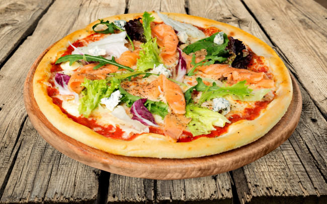 Обои картинки фото еда, пицца, сыр, fish, рыба, листья, зелень, соус, cheese, доска