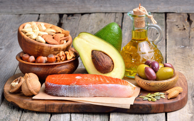 Обои картинки фото еда, разное, olive, рыба, fish, орехи, nuts, авокадо, масло, доска, оливки