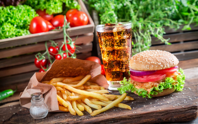 Обои картинки фото еда, разное, салат, гамбургер, картофель, пиво, помидоры, вкусно