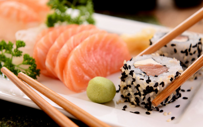 Обои картинки фото еда, рыба,  морепродукты,  суши,  роллы, sushi, суши, сервировка, палочки, seafood, rolls, japanese, кунжут, fish, роллы, морепродукты