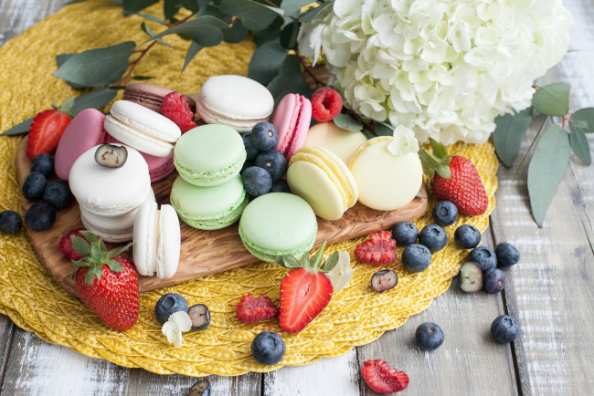 Обои картинки фото еда, макаруны, пирожное, сладость, цветок, ягоды