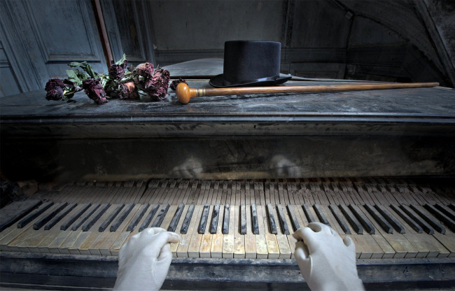 Обои картинки фото музыка, -музыкальные инструменты, пианино, цветы, трость, шляпа, руки