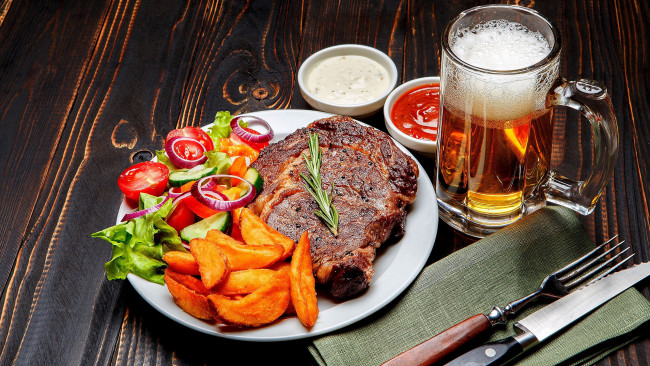 Обои картинки фото еда, мясные блюда, пиво, стейк, картофель, соус