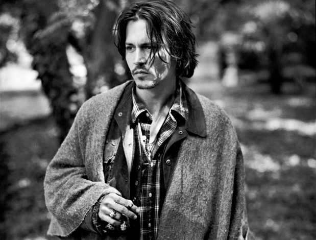 Обои картинки фото мужчины, johnny depp, актер, рубашка, плед, сад