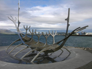 Картинка города памятники скульптуры арт объекты викинги лодка