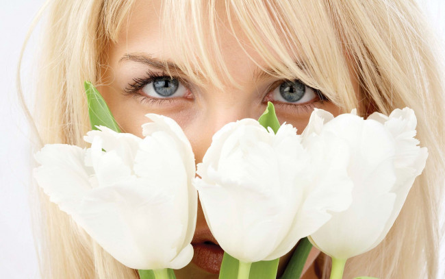 Обои картинки фото _Unsort -НЕ ВЫБИРАТЬ  , девушки, , не, выбирать, блондинка, глаза, тюльпаны, девушка, цветы