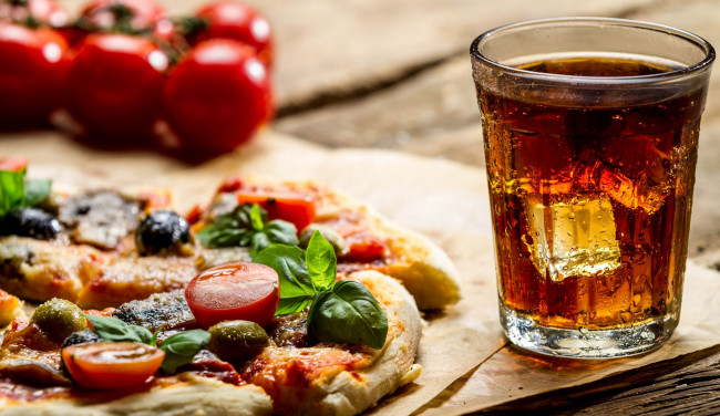 Обои картинки фото еда, пицца, стакан, coca-cola