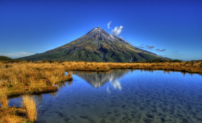 Обои картинки фото mt, taranaki, and, pouakai, tarn, природа, реки, озера, отражение, озеро, облака, гора, поле