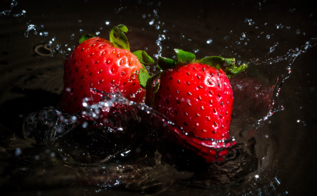 Обои картинки фото еда, клубника, земляника, ягоды, вода