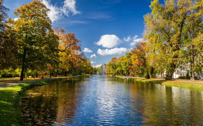 Обои картинки фото природа, парк, деревья, аллея, река, фонтаны, осень