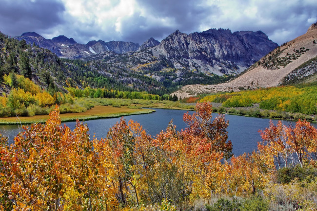 Обои картинки фото north, lake, eastern, sierra, nevada, mountains, california, природа, реки, озера, осень, горы, деревья, озеро, калифорния