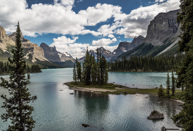 Обои картинки фото maligne, lake, jasper, national, park, alberta, canada, природа, реки, озера, джаспер, озеро, малайн, canadian, rockies, spirit, island, канадские, скалистые, горы, альберта, канада, остров, деревья