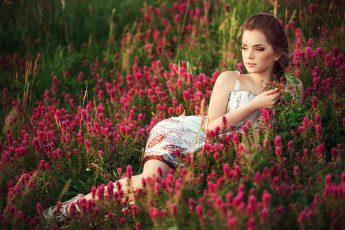 Картинка девушки -unsort+ брюнетки +шатенки девушка цветы трава поле лето природа