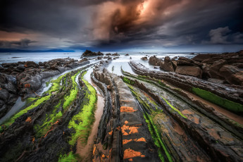 Картинка природа побережье выступы турбидиты мох грязь камни океан бискайский залив баррика испания облака вода песок