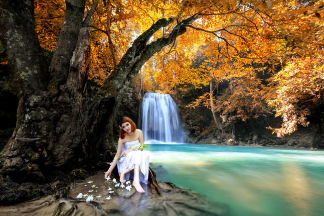 Обои картинки фото девушки, -unsort , азиатки, девушка, азиатка, деревья, река, водопад, природа