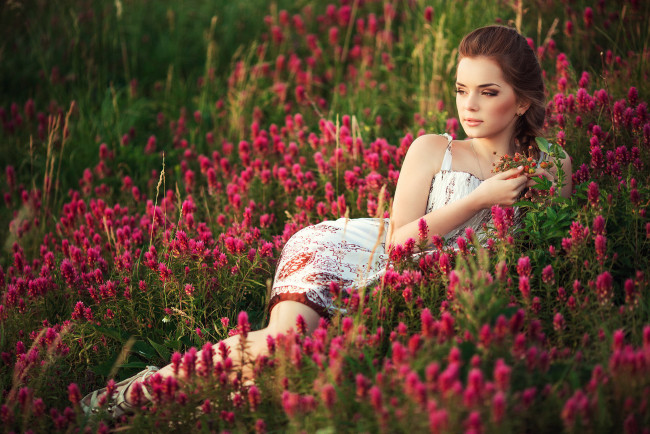 Обои картинки фото девушки, -unsort , брюнетки,  шатенки, девушка, цветы, трава, поле, лето, природа