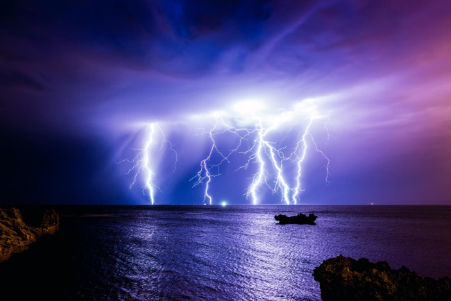 Обои картинки фото природа, молния,  гроза, шторм, австралия, гроза, океан, тучи, ночь