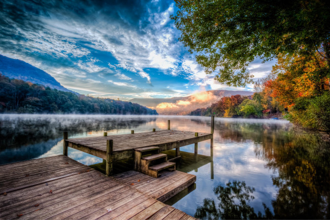 Обои картинки фото природа, реки, озера, осень, деревья, дымка, лес, сша, туман, причал, река, облака