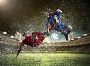Картинка спорт футбол мужчины двое брызги трава мяч