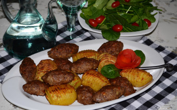 Картинка еда мясные+блюда мясные котлеты с картофелем на белом блюде