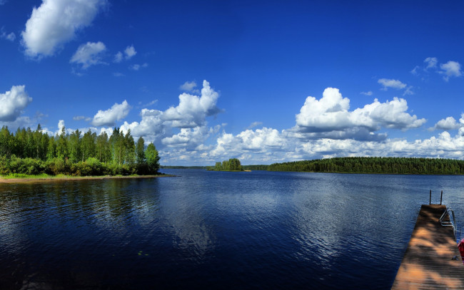 Обои картинки фото природа, реки, озера, лодки, панорама, канада, река, деревья, облака, небо