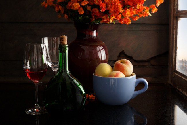 Обои картинки фото еда, натюрморт, персики, ваза, кружка, бокалы, бутылка, вино, стиль, цветы
