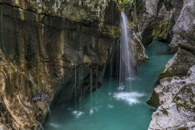 Обои картинки фото природа, водопады, вода, голубая, река, скалы, водопад
