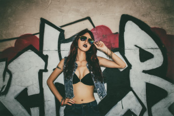 Картинка девушки -unsort+ брюнетки темноволосые брюнетка очки жилет джинсы граффити