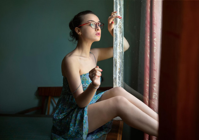 Обои картинки фото девушки, -unsort , брюнетки, темноволосые, стол, сарафан, очки, брюнетка, окно