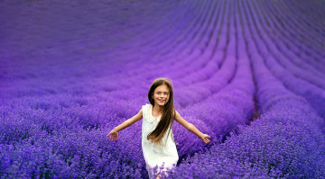 Картинка разное настроения девочка лаванда поле