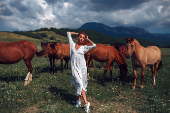 Картинка девушки -+рыжеволосые+и+разноцветные горы луг лошади