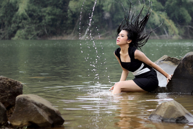 Обои картинки фото девушки, - азиатки, азиатка, вода, брызги