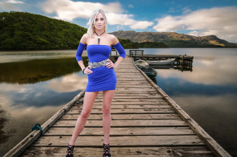 Картинка девушки -+блондинки +светловолосые горы озеро лодки мостки блондинка платье мини