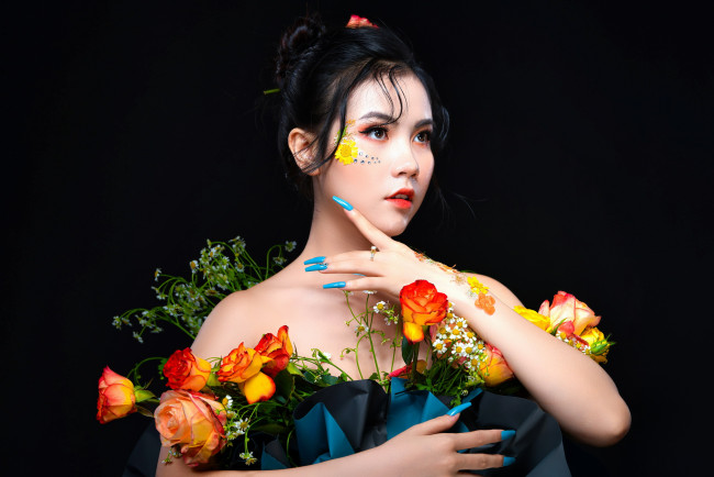 Обои картинки фото девушки, - азиатки, азиатка, макияж, цветы