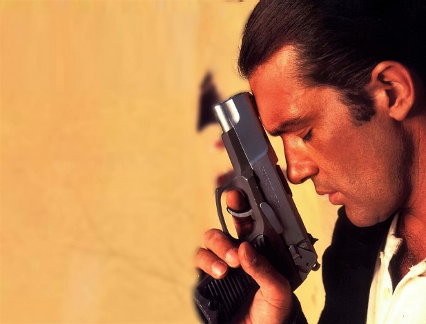 Обои картинки фото мужчины, antonio banderas, актер, лицо, пистолет