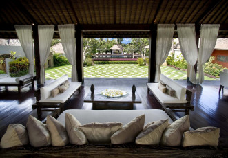Картинка интерьер веранды террасы балконы шторы двор диваны подушки столик