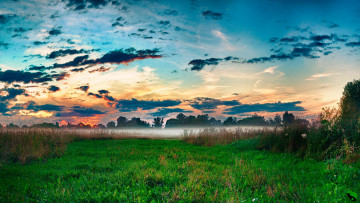 Картинка природа луга дымка облака трава