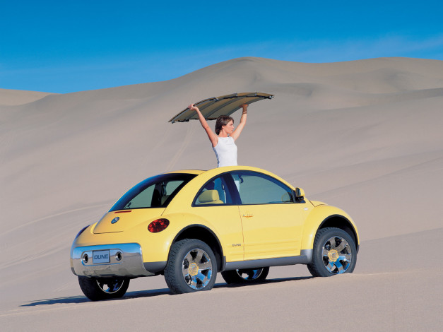 Обои картинки фото автомобили, авто, девушками, дюны, пустыня, автомобиль