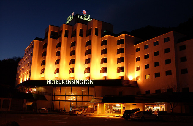 Обои картинки фото города, огни, ночного, отель, sokcho, south korea