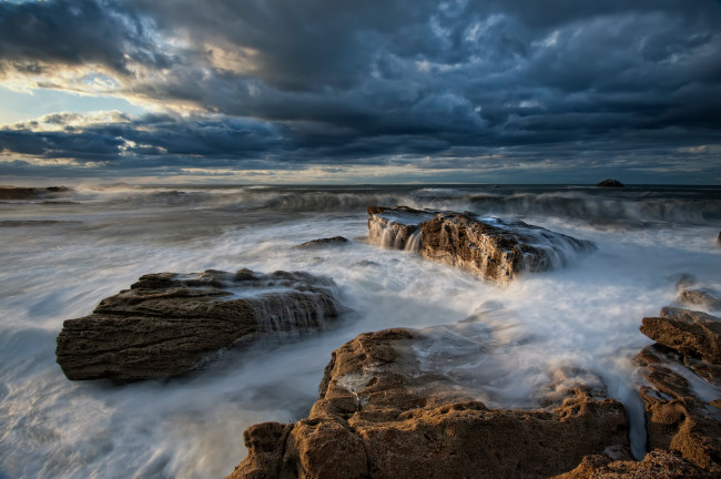 Обои картинки фото природа, моря, океаны, камни, волны, тучи, море
