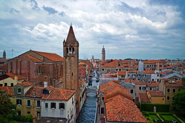Обои картинки фото города, венеция, италия, мостик, канал, крыши, здания, панорама