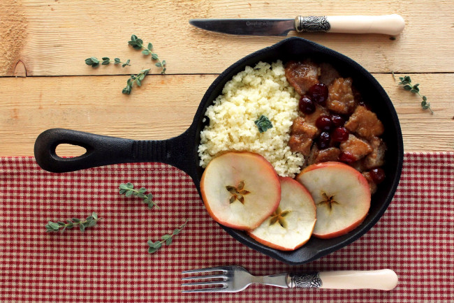 Обои картинки фото еда, вторые, блюда, сковорода, вилка, нож, кус-кус, яблоки