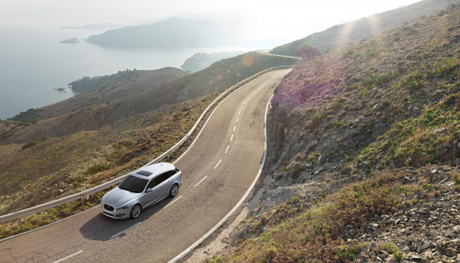 Обои картинки фото 2012, jaguar, xf, sportbrake, автомобили, дорога, горы
