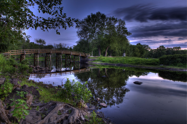 Обои картинки фото природа, реки, озера, мост, лес, река, тучи, отражение