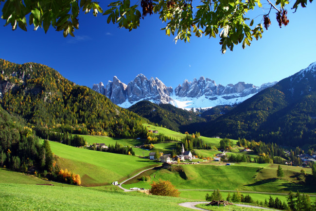 Обои картинки фото италия, фунес, природа, пейзажи, горы, ложбина, дома