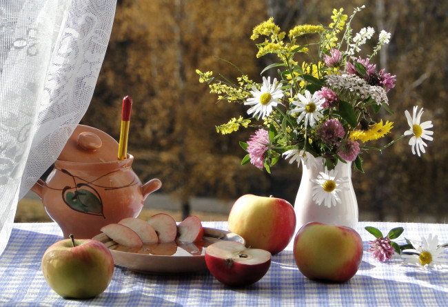 Обои картинки фото еда, натюрморт, мед, тюль, яблоки, окно, букет
