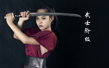 Картинка девушки -unsort+ девушки+с+оружием девушка азиатка меч  иероглифы вакидзаси